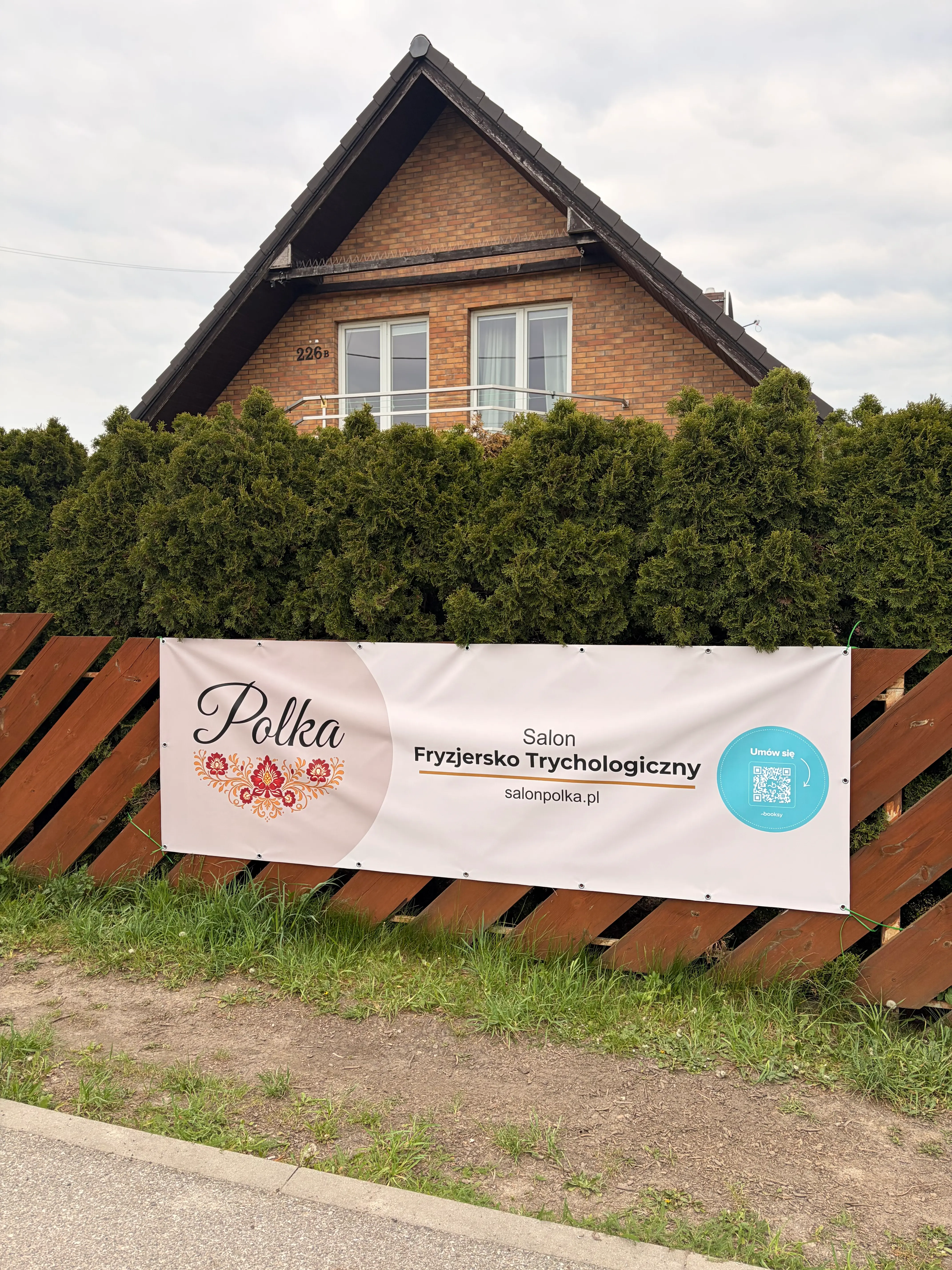 Bezpłatny parking wzdłuż ogrodzenia przy salonie Polka w Gliwicach